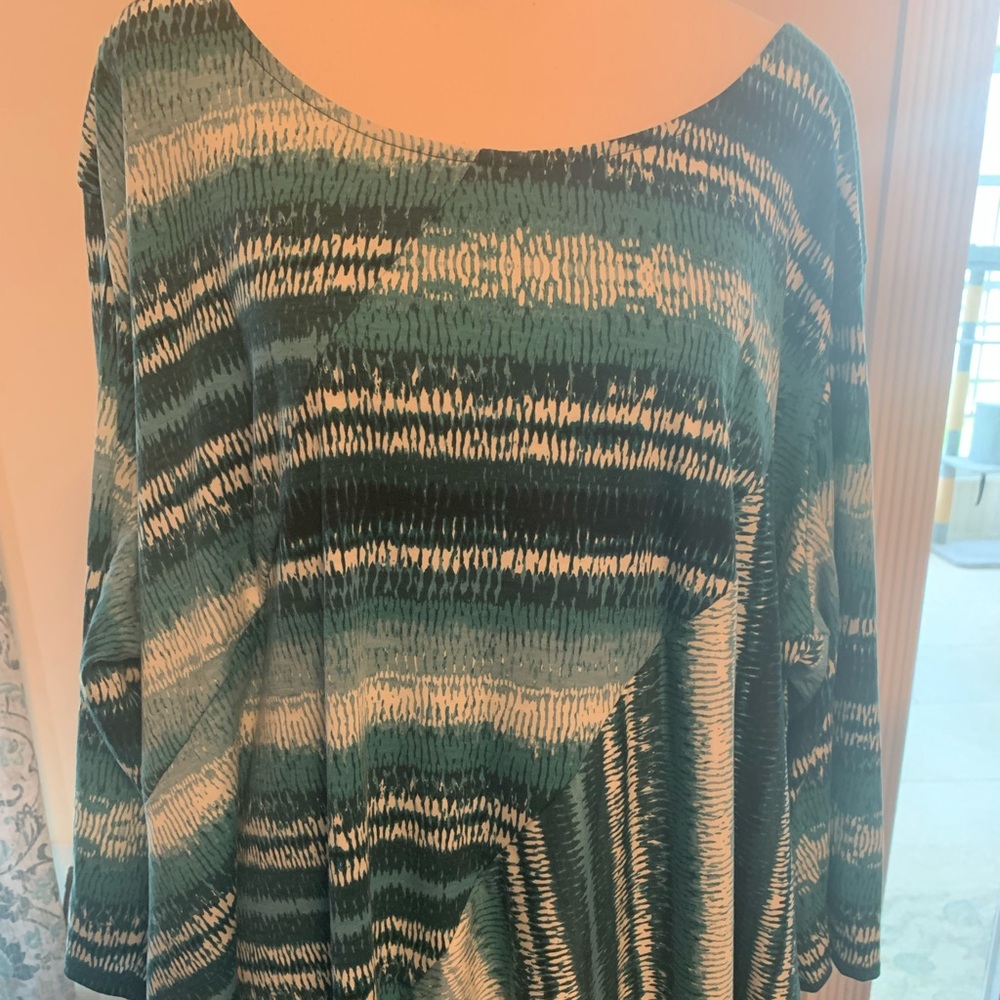 New Directions plus size 3x pretty shark bite aqua top